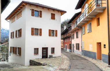 Küçük bir köy olan Gorduno 'da sokak, Bellinzona ilçesi, İsviçre' de Ticino Kantonu..