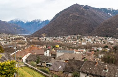 Küçük Gorduno köyünden panoramik manzara, Bellinzona ilçesi, İsviçre Ticino Kantonu.