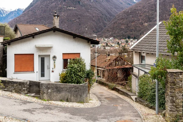 Küçük bir köy olan Gorduno 'da sokak, Bellinzona ilçesi, İsviçre' de Ticino Kantonu..