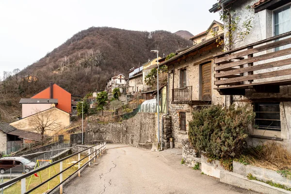 Küçük bir köy olan Gorduno 'da sokak, Bellinzona ilçesi, İsviçre' de Ticino Kantonu..