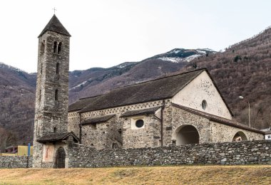 Mezzovico, Ticino, İsviçre 'de çan kulesi olan Ortaçağ Katolik Kilisesi
