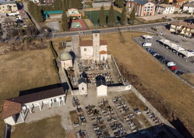 Grantola, Varese, Lombardy, İtalya 'da San Pietro antik kilisesi ile mezarlığın en üst manzarası