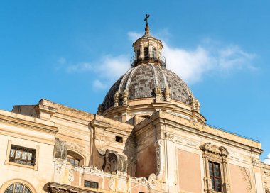 İtalya, Sicilya, Palermo 'daki Pretoria meydanındaki Aziz Caterina Kilisesi' nin Kubbesi.