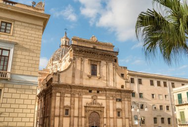 İtalya 'nın tarihi merkezi Palermo' daki Bellini Meydanı 'na bakan Aziz Catherine Kilisesi' nin cephesi.