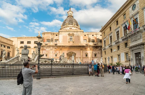 Palermo Sicilia Italia Octubre 2017 Turistas Visitan Fuente Pretoria Centro — Foto de Stock