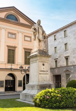 Lecco, Lombardy, İtalya - 28 Temmuz 2015: Lecco kentindeki toplum tiyatrosunun önündeki Giuseppe Garibaldi Anıtı.