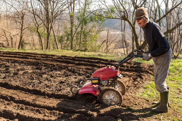 Homem Sênior Lavra Solo Com Rototiller Jardim Primavera Jardim Preparação — Fotografia de Stock