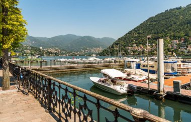 Como şehrinde Como Gölü kıyısında tekneli iskele, Lombardy, İtalya