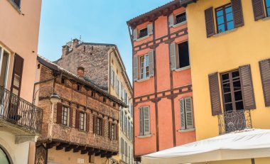 Como, Lombardy, İtalya 'nın tarihi merkezindeki tarihi renkli binalar