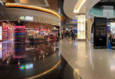 Muscat, Umman - 16 Şubat 2020: Muscat Uluslararası Havalimanı 'nda kalkış terminali, Umman.