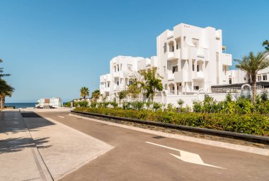 Muscat 'taki Qurum Sahili' ndeki Beyaz Arap geleneksel binası Umman Sultanlığı, Orta Doğu