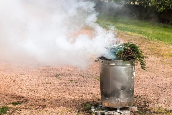 Insinerator Metal Garden Dengan Cabang Cabang Tanaman Yang Terbakar — Stok Foto