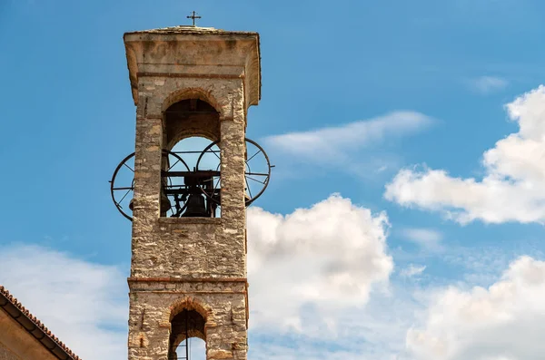 Saint Simone ve Fedele kilisesinin çan kulesi, Lugano, Ticino, İsviçre Monte Bre 'de yer alır.