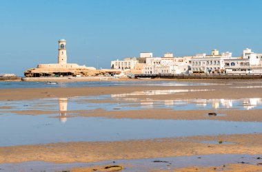 Ortadoğu 'da Umman Sultanı Al Ayjah Deniz Feneri ile Sur Körfezi manzarası.