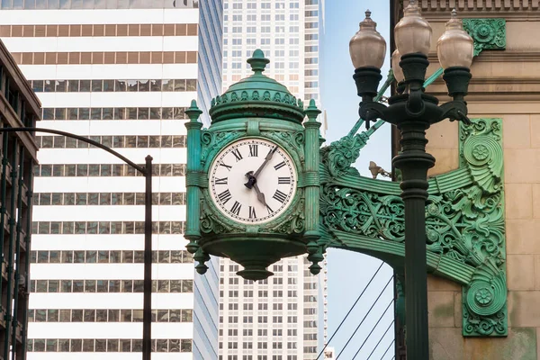 Marshall Field 's Clock Chicago' daki State Caddesi, Illinois, ABD