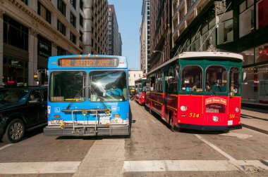 Chicago, Illinois, ABD - 15 Ağustos 2014: Chicago şehir merkezinde trafik ön planda halk otobüsleriyle.