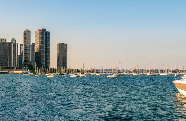 Paisaje Del Lago Michigan Con Barcos Yates Rascacielos Fondo Chicago — Foto de Stock