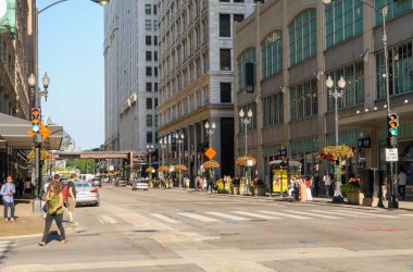 Chicago, Illinois, ABD - 16 Ağustos 2014: Chicago şehir merkezinde State Street.