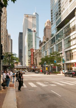 Chicago, Illinois, ABD - 16 Ağustos 2014: Chicago 'daki ünlü Chicago Tiyatrosu ile State Street.