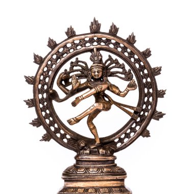 Shiva Dansçısı Nataraja bronz heykeli beyaz arka planda izole edilmiş..