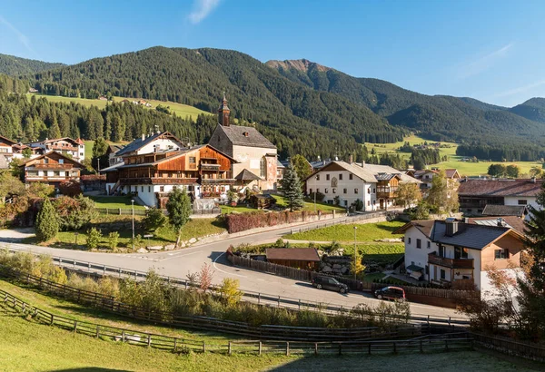 Moguelfo Tesido村与意大利南蒂罗尔Bolzano省Saint Giorgio古老教堂的景观 — 图库照片