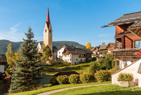 Vista Del Pueblo Monguelfo Tesido Con Campanario Iglesia Parroquial Los —  Fotos de Stock