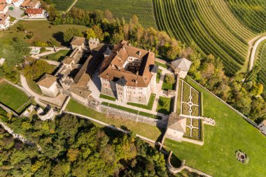 Castel Thun 'un Hava Görüntüsü, Gotik, Ortaçağ Tepe Şatosu, Vigo di Ton, Güney Tyrol, İtalya