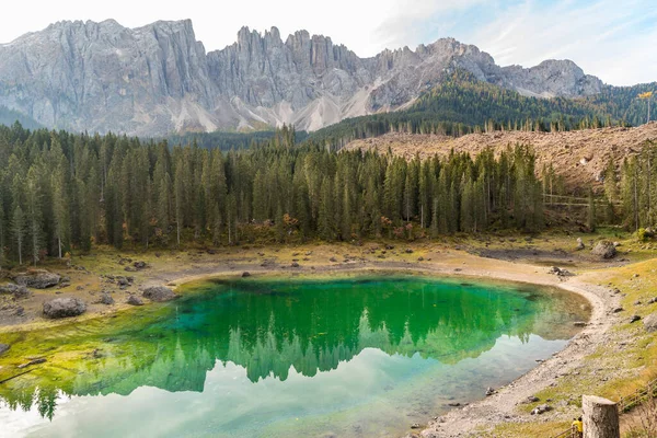 Vista Pequeno Lago Alpino Carezza Karersee Localizado Nova Levante Província — Fotografia de Stock