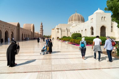 Muscat, Umman, Orta Doğu - 10 Şubat 2020: Muscat 'taki Sultan Qaboos Büyük Camii' ni ziyaret eden turistler. Umman turu.