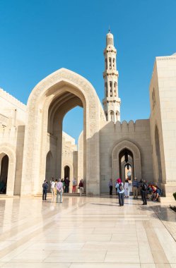 Muscat, Umman, Orta Doğu - 10 Şubat 2020: Muscat 'taki Sultan Qaboos Büyük Camii' ni ziyaret eden turistler. Umman turu.