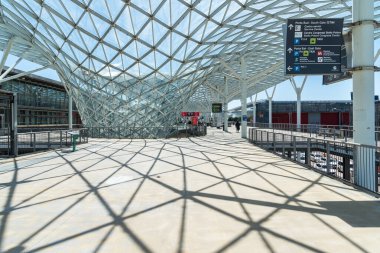 Milan, Lombardy, İtalya - 9 Haziran 2022: Mobilya Fuarı 'nın (Salone del Mobile) dış alanı, Milano' da uluslararası ev mobilyası ve aksesuar tasarım fuarı.