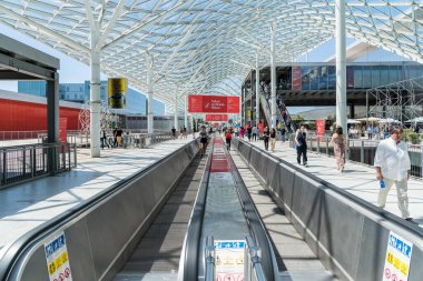Milan, Lombardy, İtalya - 9 Haziran 2022: Milano 'da Mobil Mobilya Mobilya Fuarı (Salone del Mobile), uluslararası mobilya ve aksesuar tasarım fuarı.
