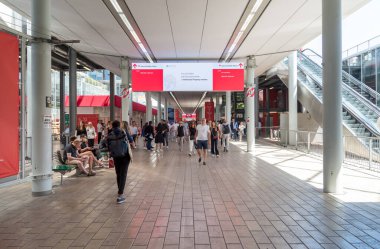 Milan, Lombardy, İtalya - 9 Haziran 2022: Milano 'da Mobil Mobilya Mobilya Fuarı (Salone del Mobile), uluslararası mobilya ve aksesuar tasarım fuarı.