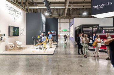 Milan, Lombardiya, İtalya - 9 Haziran 2022: Mobilya Fuarı (Salone del Mobile), Milano 'da uluslararası mobilya ve aksesuar tasarım fuarı.