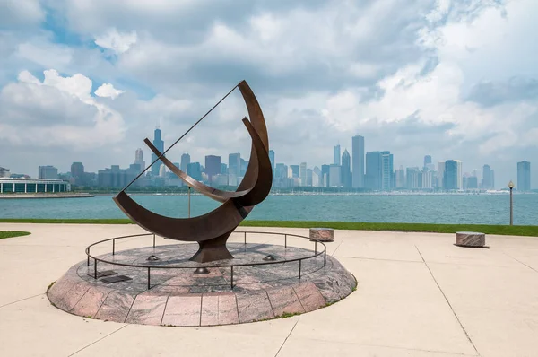 Sundial Sculpture Named Man Enters Cosmos Lake Michigan Chicago Skyline — Stock Photo, Image