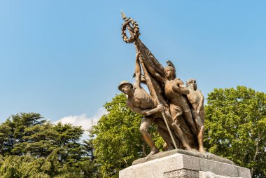Cernobbio, Lombardy, İtalya 'daki Como Gölü kıyısında Düşenler Anıtı manzarası