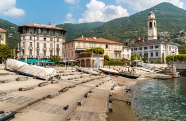 Cernobbio, Como, İtalya - 30 Haziran 2022: Lombardy Gölü kıyısındaki popüler tatil beldesi Cernobbio Lakefront.