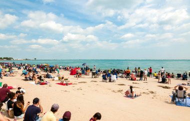Chicago, Illinois, ABD - 16 Ağustos 2014: İnsanlar Chicago 'daki Michigan Gölü' ndeki popüler North Avenue Plajı 'nda yaz tatilinin tadını çıkarıyorlar.