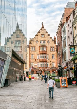 Londra, Birleşik Krallık - 26 Eylül 2013: Londra 'da başka bir binanın penceresinde yansıma ile süslü bina.