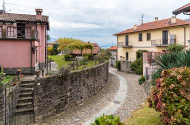Maccagno Inferiore 'un tarihi merkezindeki kaldırım taşı sokakları, İtalya' nın Lombardiya eyaletinin Varese ilindeki Maggiore Gölü üzerinde yer almaktadır.