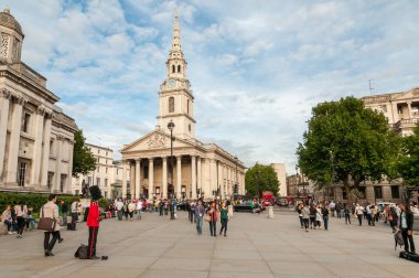 Londra, İngiltere, Birleşik Krallık - 26 Eylül 2013: Londra şehir merkezindeki Trafalgar Meydanı 'ndaki St. Martin Kilisesi' ni ziyaret eden insanlar.