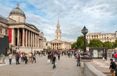Londra, İngiltere, Birleşik Krallık - 26 Eylül 2013: Londra 'nın merkezindeki Fields Kilisesi' nde Ulusal Galeri ve St Martin ile Trafalgar Meydanı 'nı ziyaret eden insanlar.