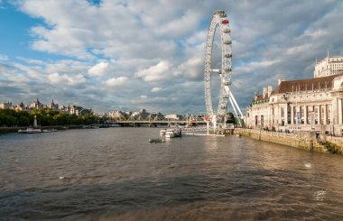 Londra, İngiltere, Birleşik Krallık - 18 Eylül 2013: London Eye at Sunset, Londra 'nın Thames Nehri' nin güney kıyısında bulunan bir gözlem tekeridir..