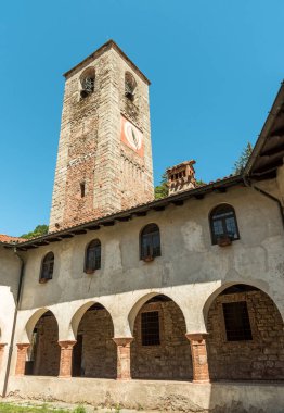 İtalya 'nın Varese eyaletindeki Ganna, Valganna eyaletindeki Saint Gemolo Manastırı' nın Çan Kulesi Müzesi ile avlu.