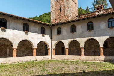 İtalya 'nın Varese eyaletindeki Ganna, Valganna' daki Saint Gemolo Manastırı Kilise Müzesi 'nin avlusu.