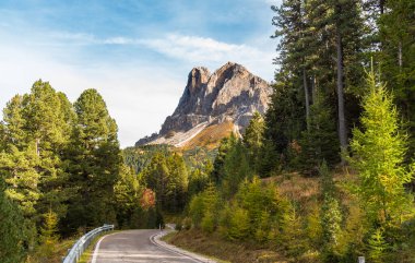 İtalyan Dolomitleri Alpleri 'nin Puster Vadisi' nde manzara, Güney Tyrol, İtalya