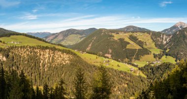 İtalyan Dolomitleri Alpleri 'ndeki Puster Vadisi Panoraması, Güney Tyrol, İtalya