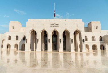 Muscat, Umman - 11 Şubat 2020: Muscat Kraliyet Opera Binası 'nın cephesi Muscat' ta Umman 'ın ulusal bayrağı, Umman Sultanı