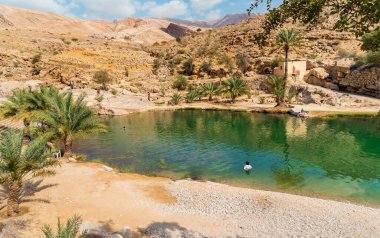Umman Sultanlığı çölündeki Wadi Bani Khalid vahasının manzarası..