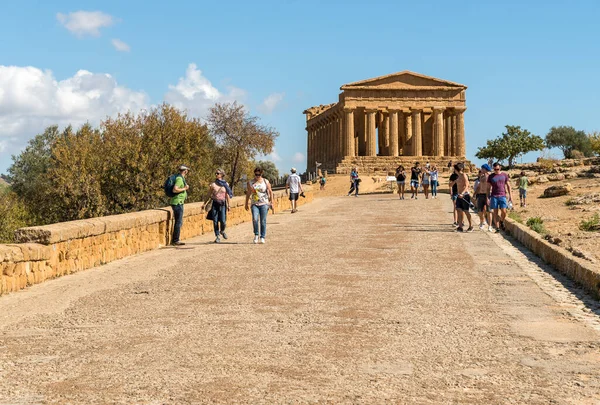 Agrigento Sicily Italy October 2017 Tourists Visiting Valley Temples Agrigento — Fotografia de Stock
